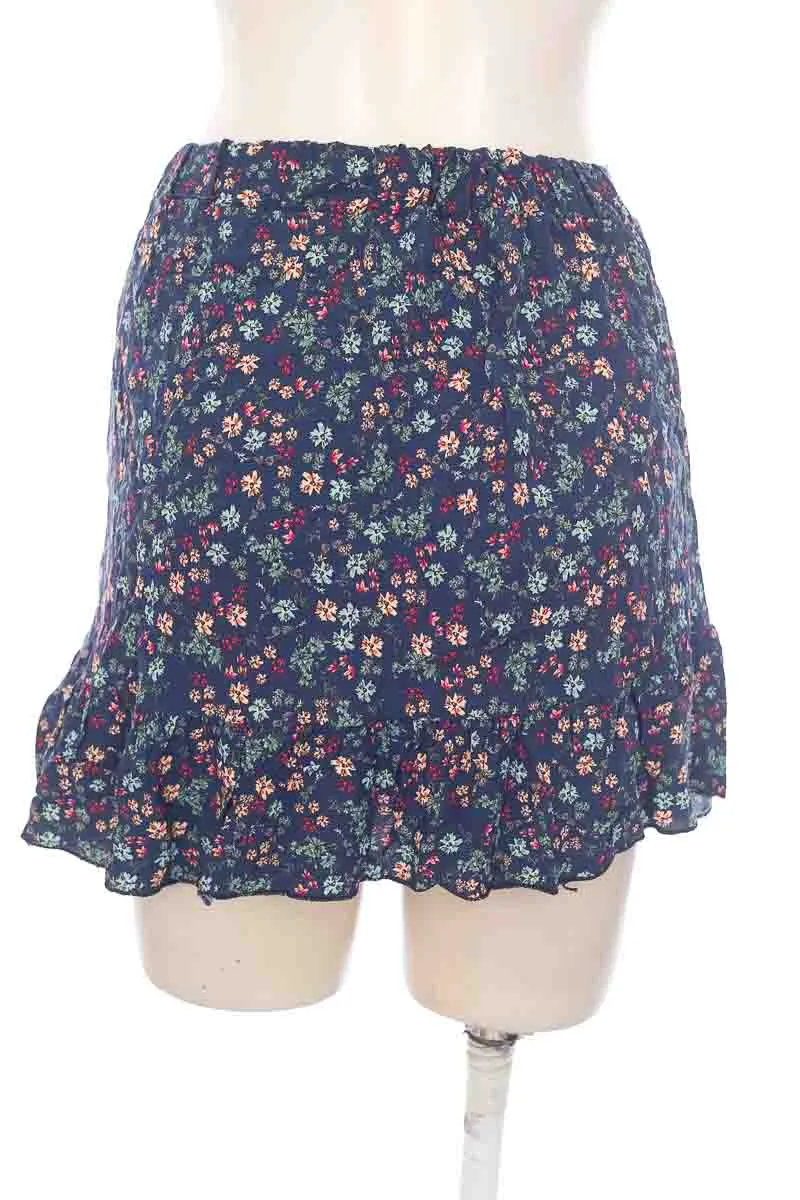 FALDA COLOR AZUL  CLOSEANDO
