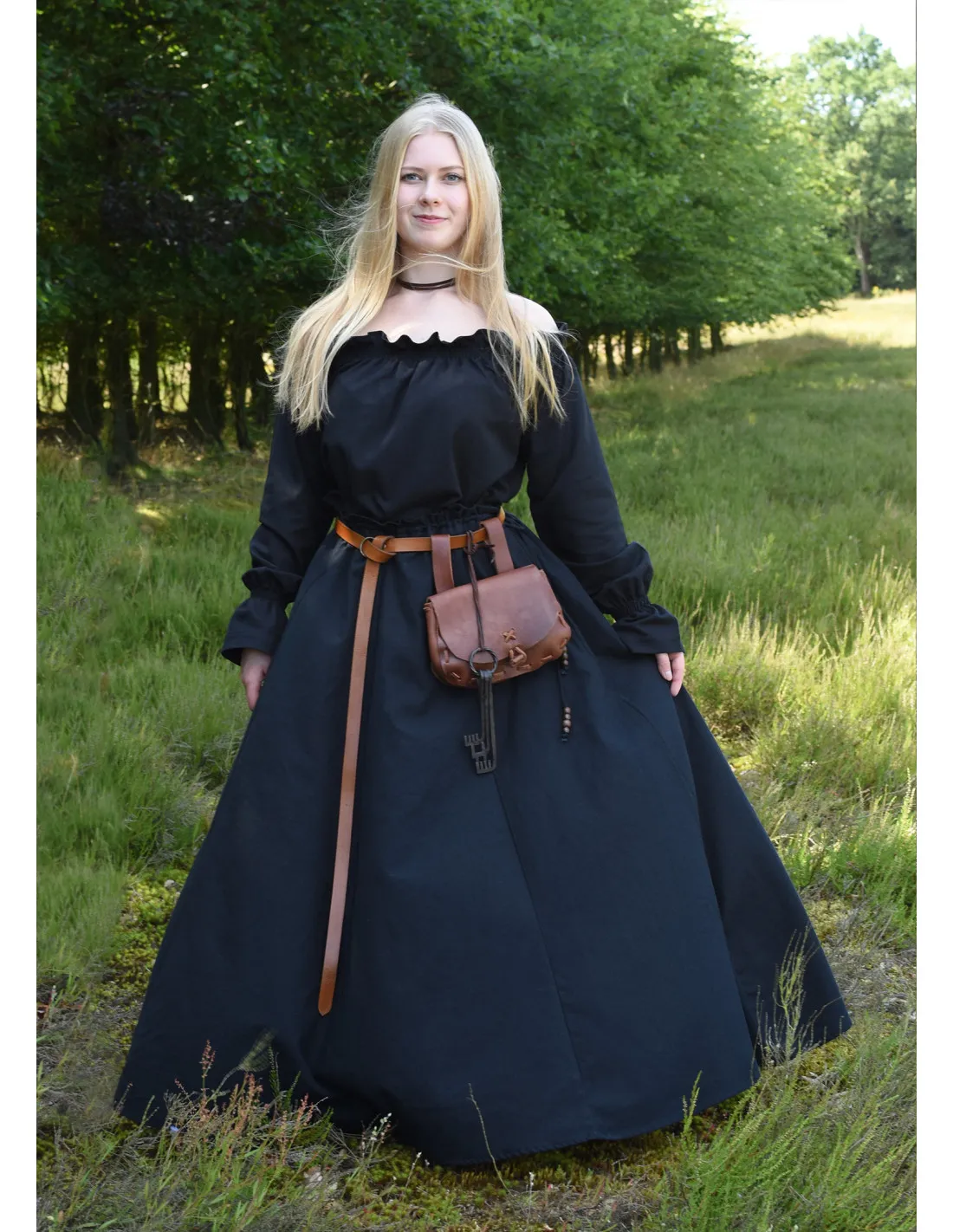 Falda medieval larga de corte ancho, color negro