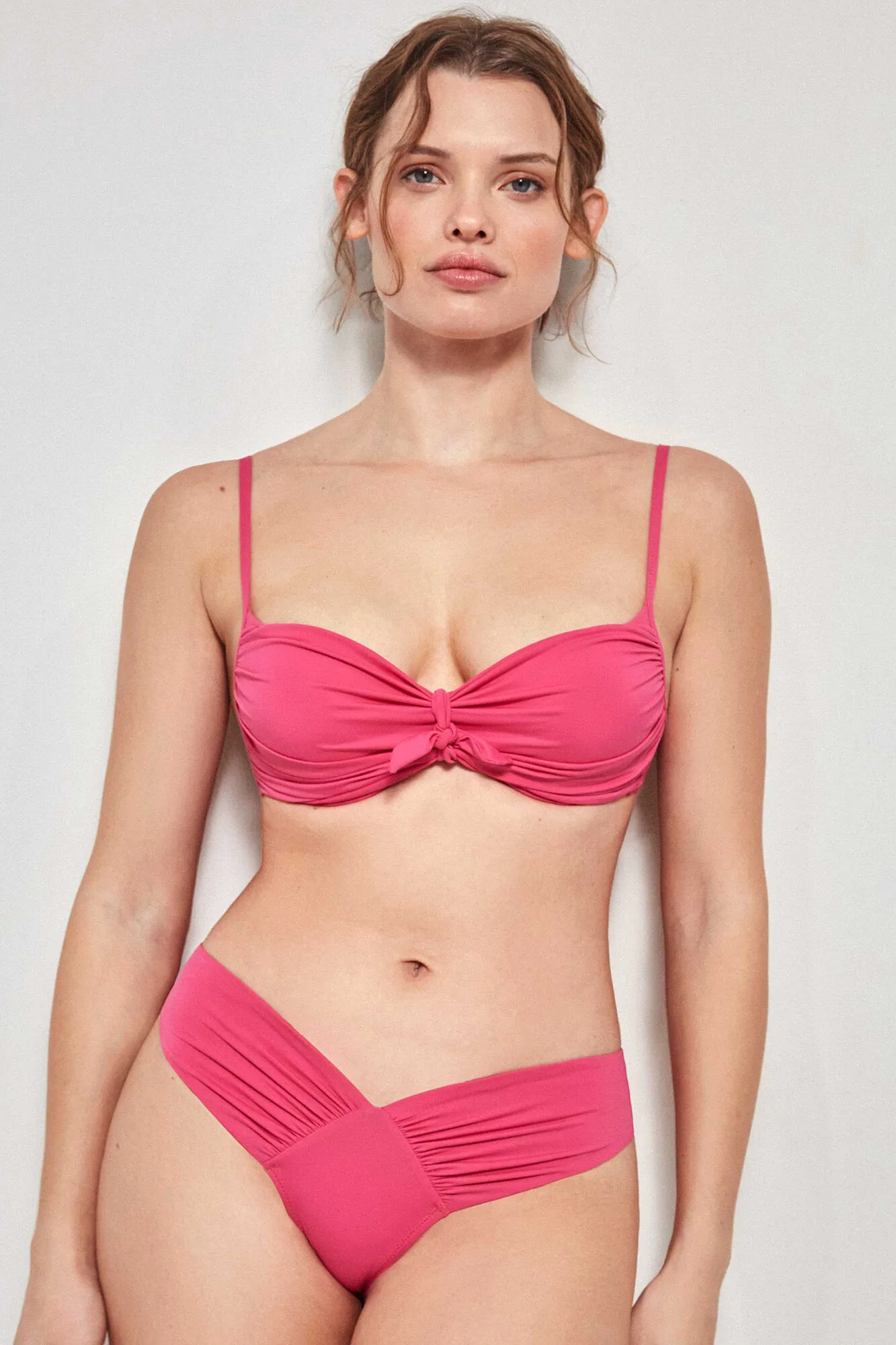 Gisela Braguita de bikini brasileña corte en V