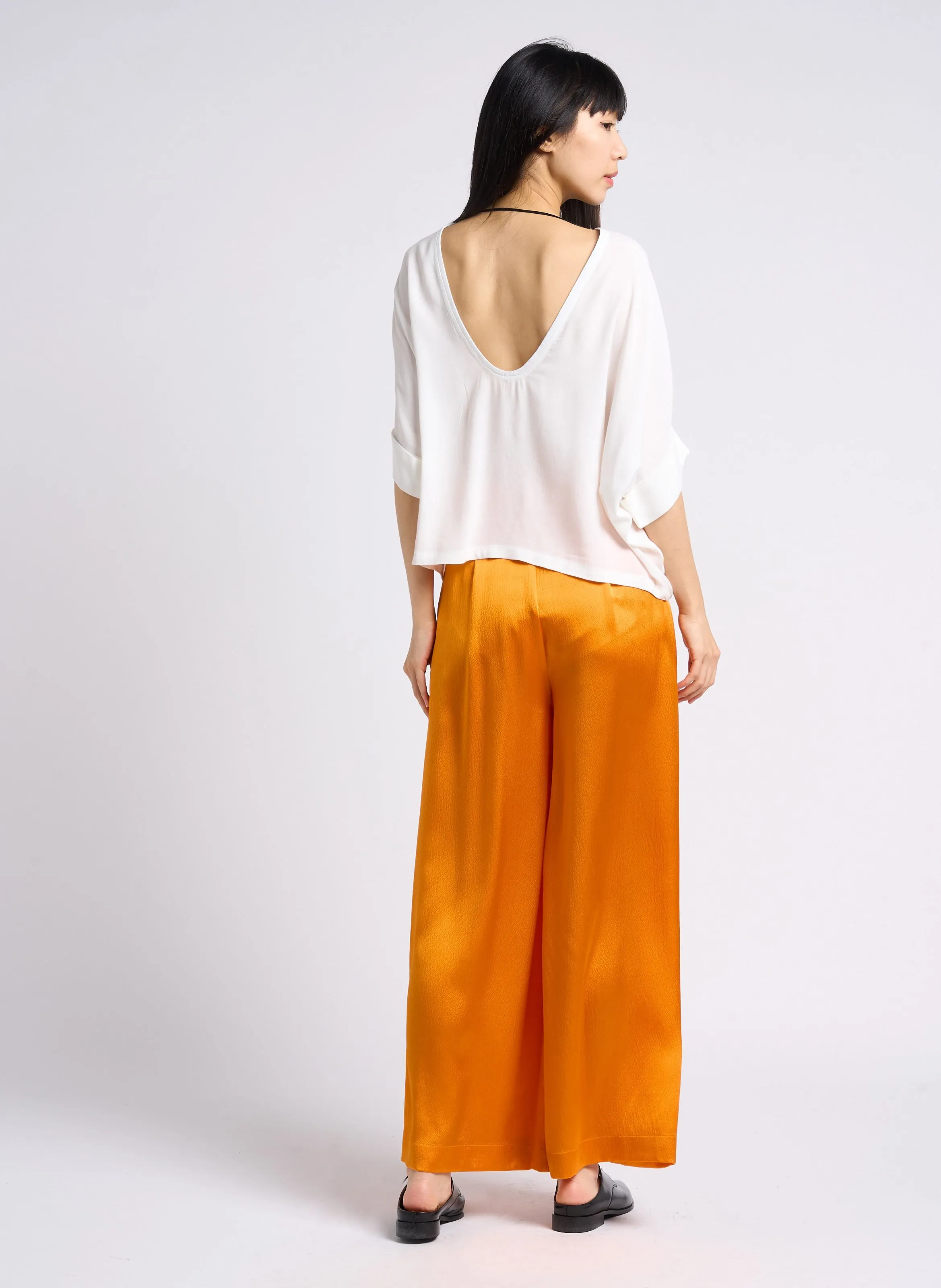 KARMA KOMA SWAN  PANTALóN ANCHO DE SEDA CON CINTURóN TALLE ALTO EN NARANJA