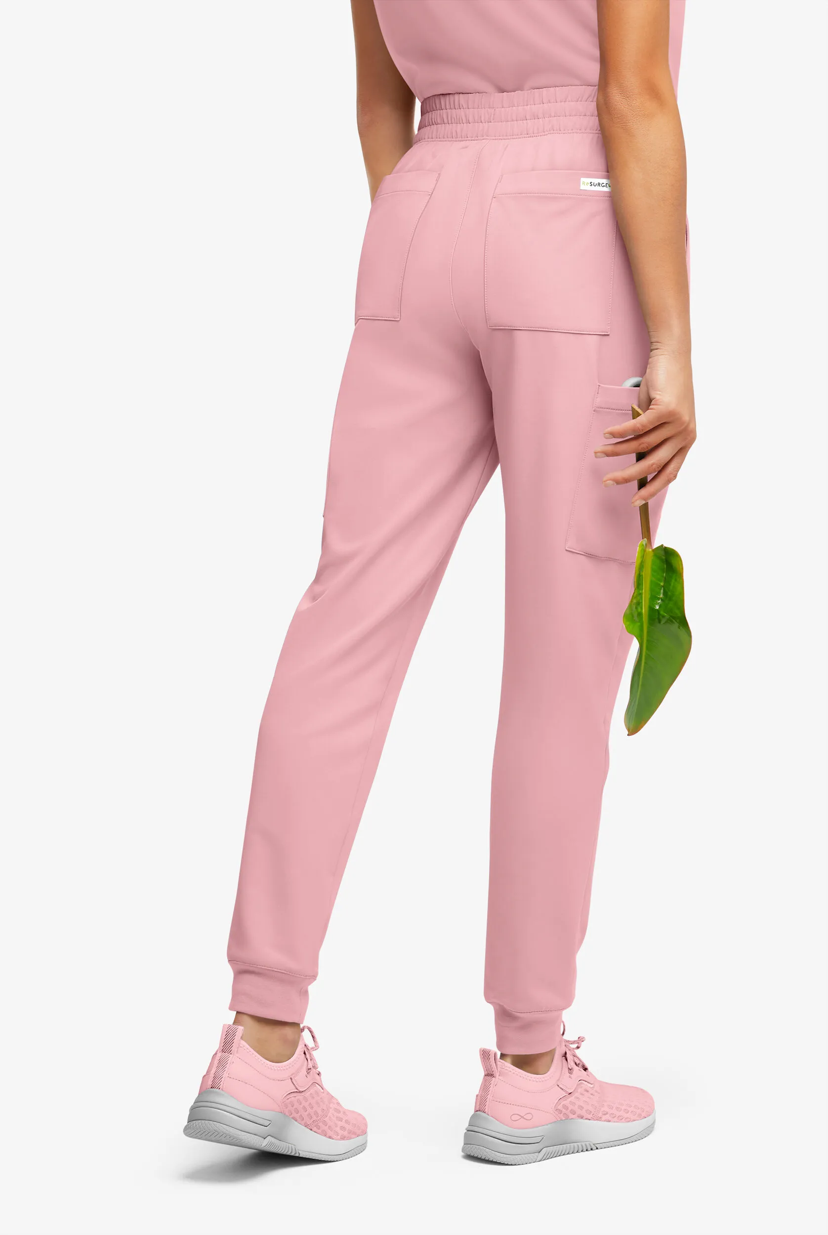 Pantalón médico ReSurge Amber estilo jogger con piernas pitillo y 7 bolsillos para mujer