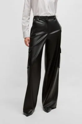 Pantalones cargo loose fit en piel sintética