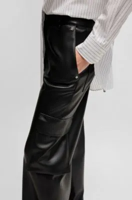 Pantalones cargo loose fit en piel sintética