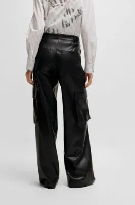 Pantalones cargo loose fit en piel sintética