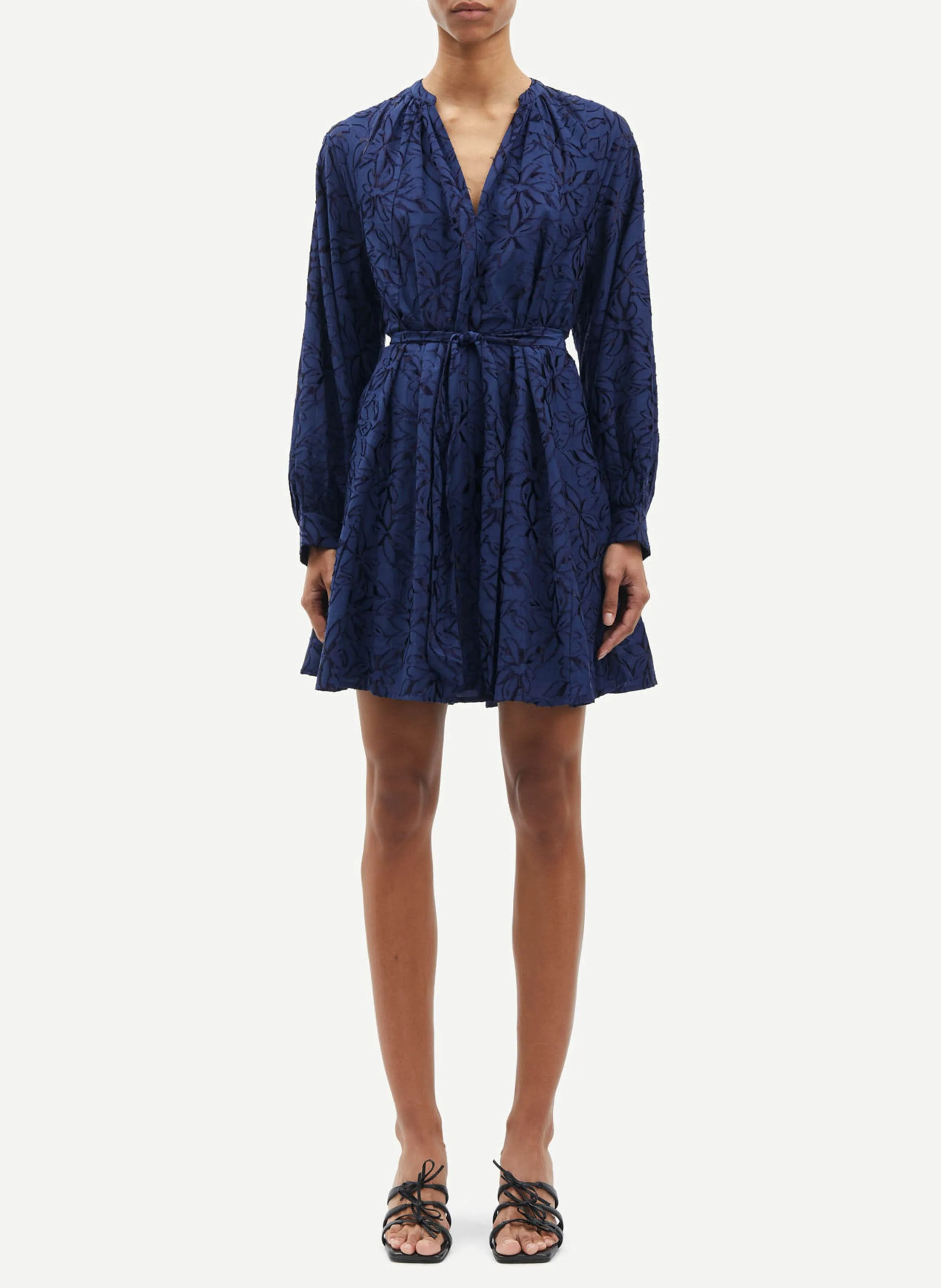 SAMSOE SAMSOE SAVERA  VESTIDO CORTO HOLGADO CON CUELLO EN V EN JACQUARD ESTAMPADO EN AZUL
