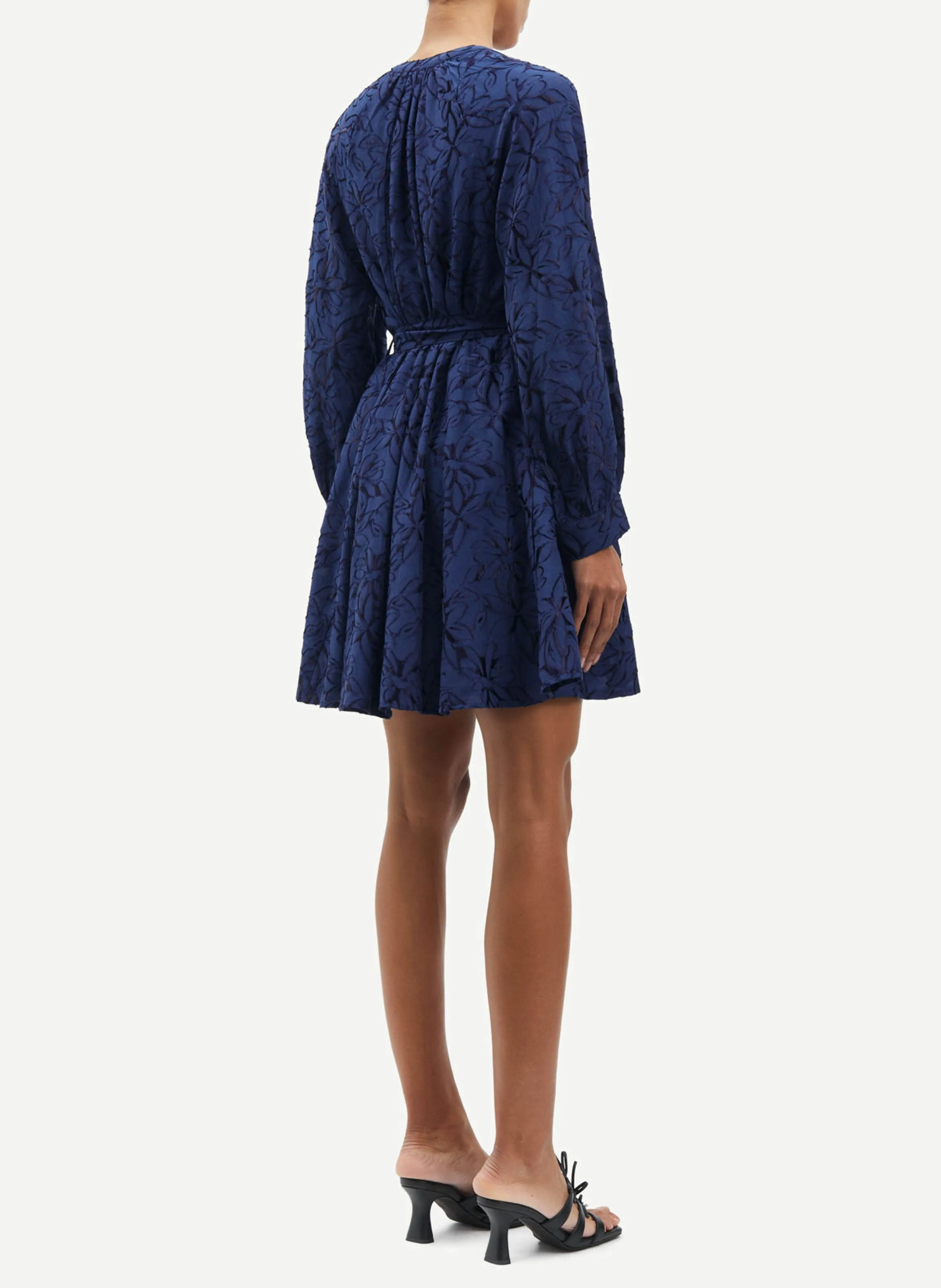 SAMSOE SAMSOE SAVERA  VESTIDO CORTO HOLGADO CON CUELLO EN V EN JACQUARD ESTAMPADO EN AZUL